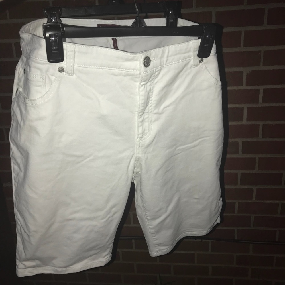 White denim Izod shorts size 18w